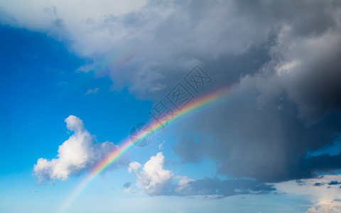 蓝色云层的天空景彩虹多天气图片