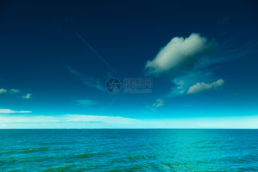 美丽宁静的景色蓝天象海洋或水中的云层图片
