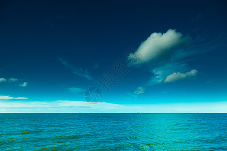 美丽宁静的景色蓝天象海洋或水中的云层图片