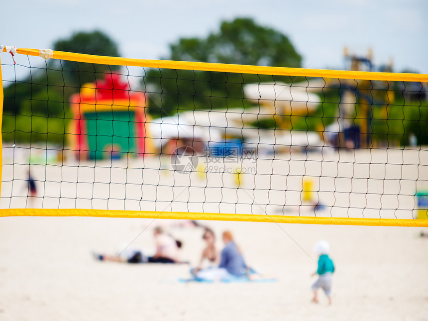 排球夏季运动设备关闭露天沙滩上的网线活跃生方式图片