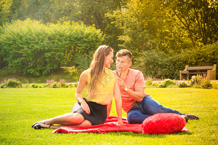 爱和约会年轻时尚的情侣在公园玩得开心与红一起在公园里背景图片