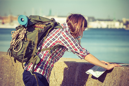 探险旅游积极生活方式青年长发男子践踏背心被海边践踏背景图片