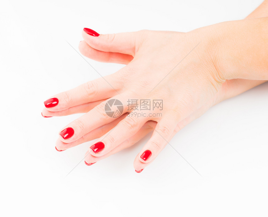 一个年轻女人的手指甲上涂红的年轻女人手图片