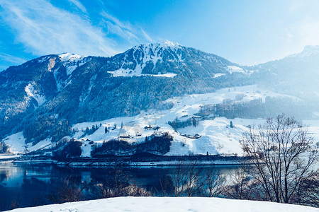 美丽的冬季湖泊和雪山图片