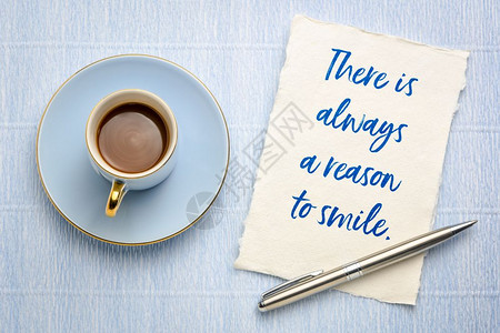 总是有理由微笑笔迹在一张白色卡迪布纸上加一杯咖啡图片