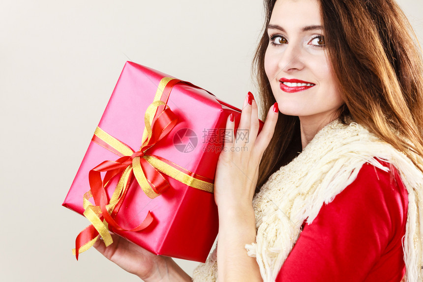 穿着灰色红盒礼物的漂亮迷人拉丁女生日纪念的圣诞节概图片
