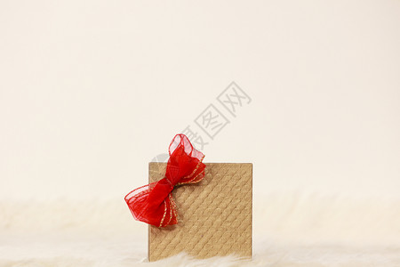 金礼盒红丝结在白色上圣诞时间概念图片