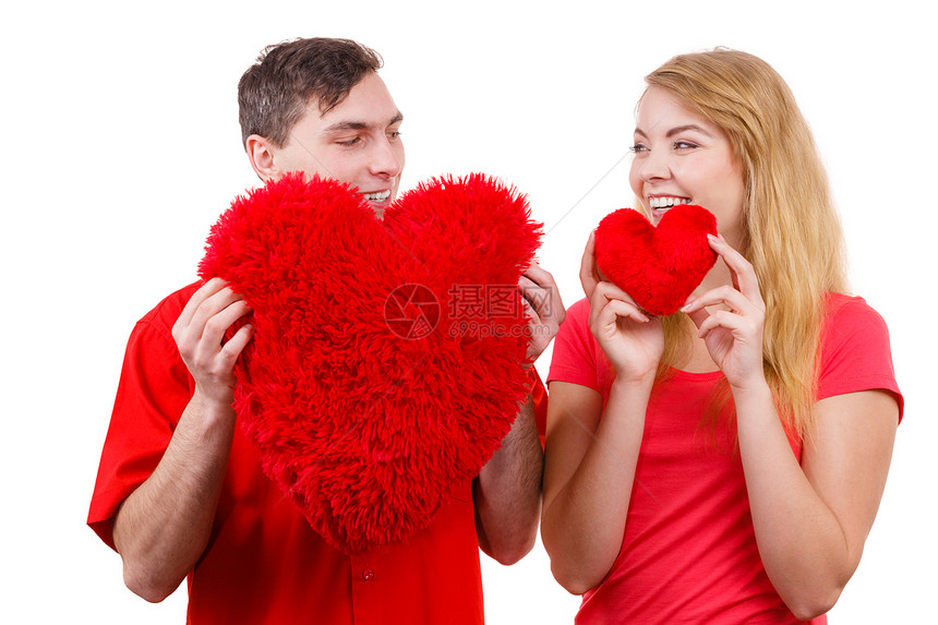 情人节快乐概念情侣持有红心型枕头的爱象征图片