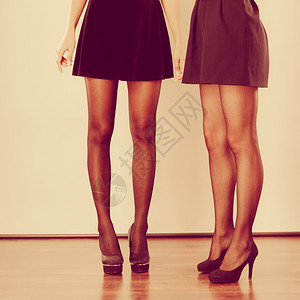 美丽的女长腿黑色优雅的裙子和深色高跟鞋图片