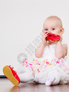 穿着小仙子公主裙的可爱小女孩的小芭蕾舞女穿红鞋图片