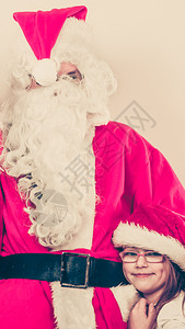 圣诞时间人们的概念圣诞老人和小女孩的合唱团男人穿红色衣服小孩抱着他图片