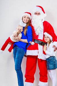 与圣诞老人一起快乐的家庭母亲女儿和圣诞父亲的肖像背景图片
