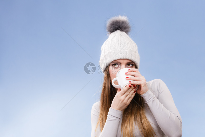 穿着热内衣的女子喝茶图片