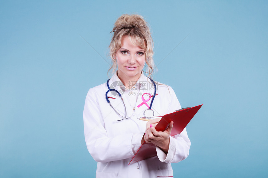 对乳腺癌的诊断金发中年女持有带病情诊断档案的红色文件夹专家向病人通报结果女医生诊断病人图片