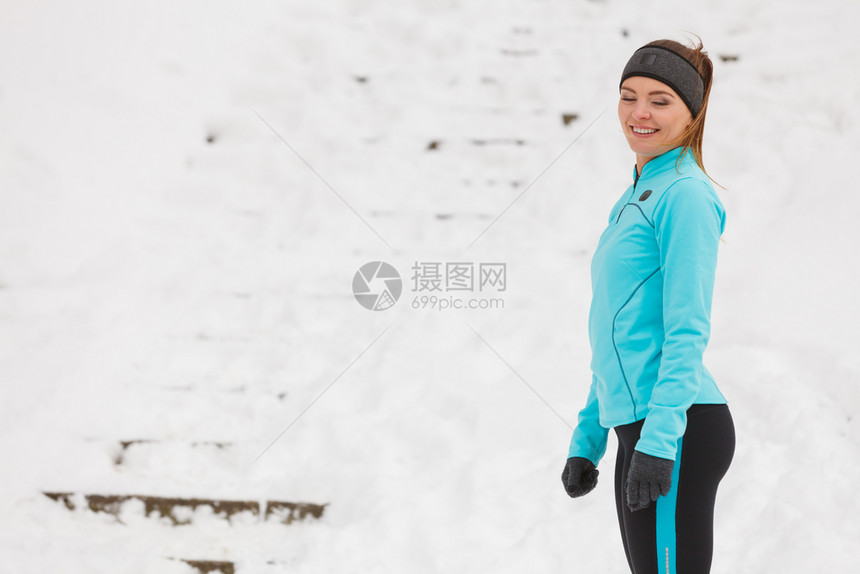 户外活动人们闲暇时间概念冬季外出年轻妇女有吸引力的孩蓝色跳跃器和腿部冬季外出年轻妇女图片