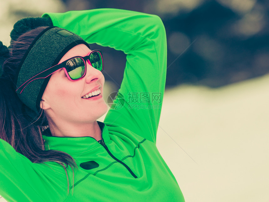 冬季体育活动健康生方式概念合适的女运动员在寒冷的雪天气中穿着温暖运动服在户外训练身着温暖运动服的合适女员陶美形象冷天在户外训练适图片