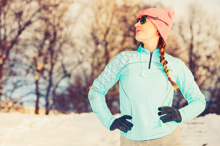 在冬季公园锻炼自然健康身时尚概念图片