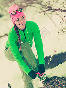 冬季体育活动健康生方式概念合适的女运动员在寒冷的雪天气中穿着温暖运动服在户外训练身着温暖运动服的合适女员陶美形象冷天在户外训练适背景