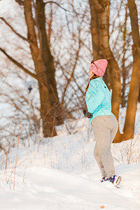 女孩在冷冻温度下慢跑如何为冬季运动做准备健康自然时尚概念背景图片