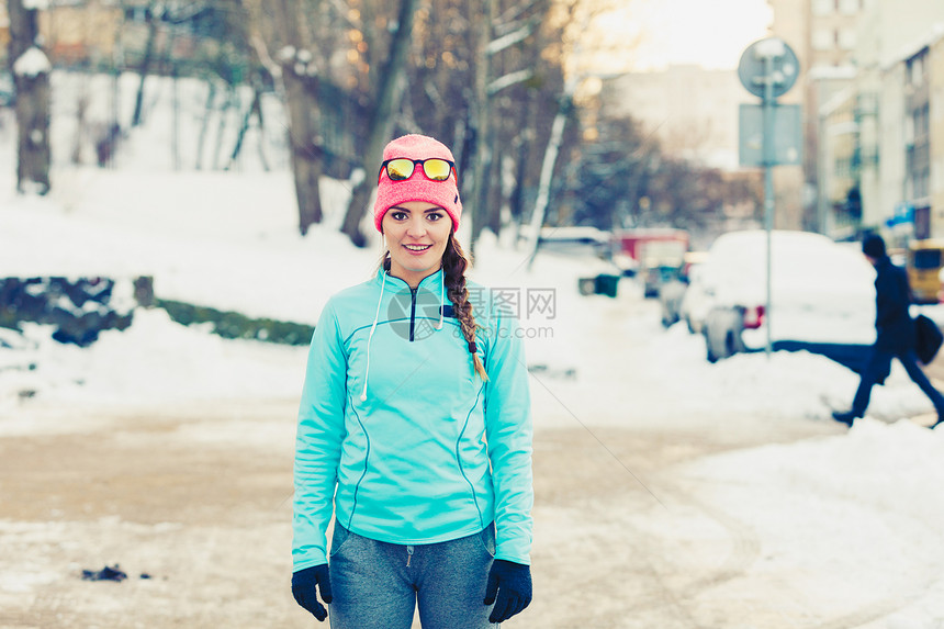女孩在冬季做城市运动女士在雪地街道上运动健康身时尚概念女孩在冬季做城市运动图片