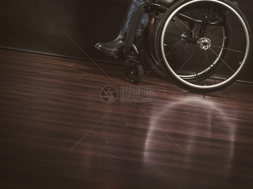 残疾人的腿坐在轮椅上的女被挤压残疾人的腿图片
