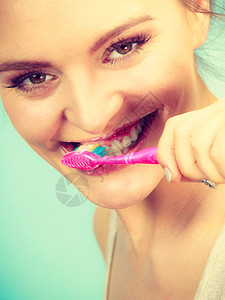 妇女刷牙口腔卫生浅绿色背景图片