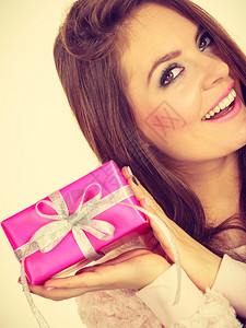 圣诞节冬季带粉红玫瑰盒礼物的可爱女人图片