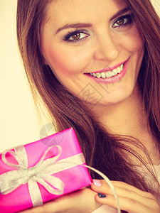 圣诞节冬季带粉红玫瑰盒礼物的可爱女人图片