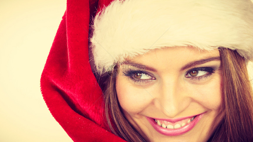 穿着圣达克萨斯帽子的妇女自由快乐地笑着欢的快乐女孩圣诞时光穿着达克萨斯帽子的妇女自由快乐地笑着图片