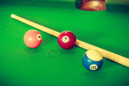 粘粘球Billiard球和杆粘在绿色桌上池球游戏史努克和坚持在台桌上背景