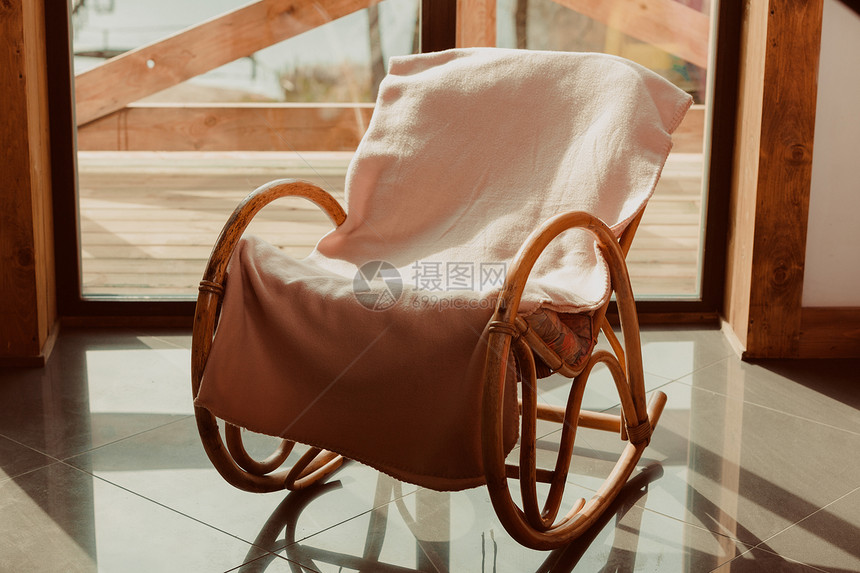 家用具舒适的椅子在白天用毛毯盖椅子上白天用毯子盖椅上窗户背景舒适的椅子在背景上用窗图片