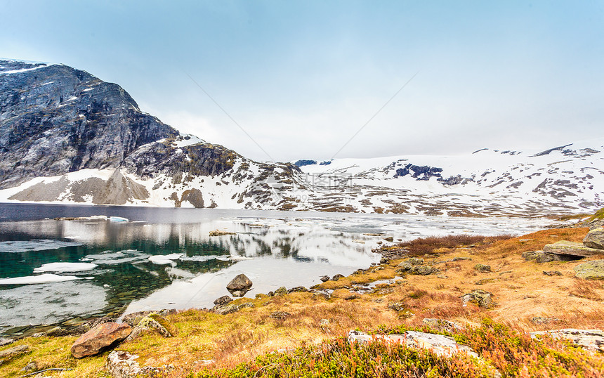 旅游节日和行挪威斯堪的纳维亚StrandaMoreogRomsdal的Djupvatnet湖图片