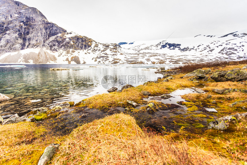 旅游节日和行挪威斯堪的纳维亚StrandaMoreogRomsdal的Djupvatnet湖图片