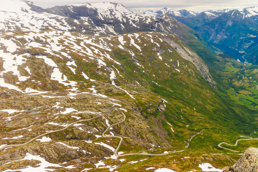 旅游假期和行Geirangerfjord和山地风景从Dalsnibba海台的视角看极好挪威斯堪的纳维亚图片