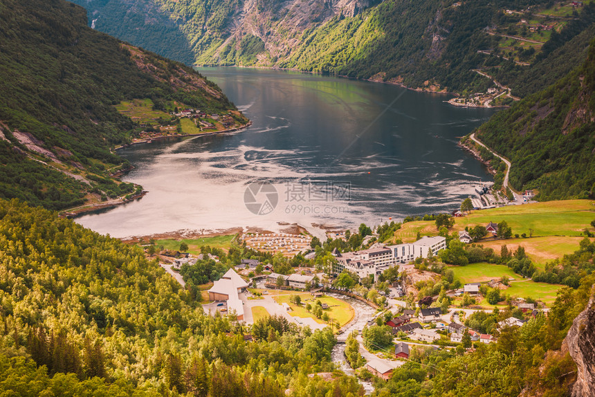 Geirangerfjord绿色山地和Geiranger村的景象挪威斯堪的纳维亚旅游目地图片