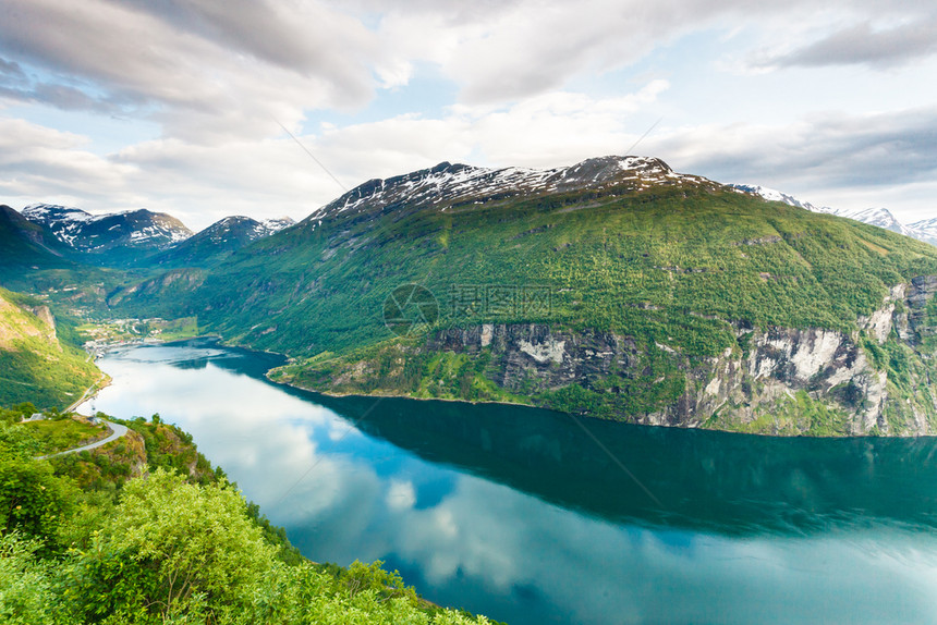 挪威斯堪的纳维亚从Flydalsjuvet的角度看Geirangerfjorden的美丽景象从Flydasjuvet的角度看挪威图片