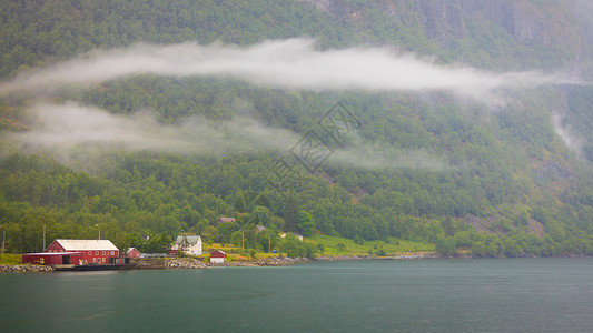 挪威的山丘上美丽海岸线峡湾景观挪威斯堪的纳维亚欧洲挪威的山丘上湖岸图片