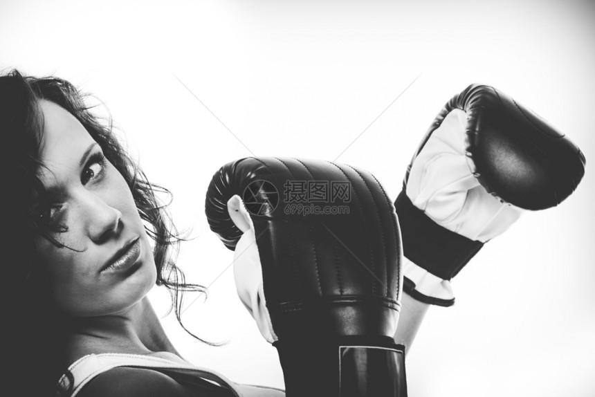 体育博览会和健壮的身体年轻女与对手打拳击运动和健康生活方式锻炼黑白拳击女运动员用手套锻炼图片