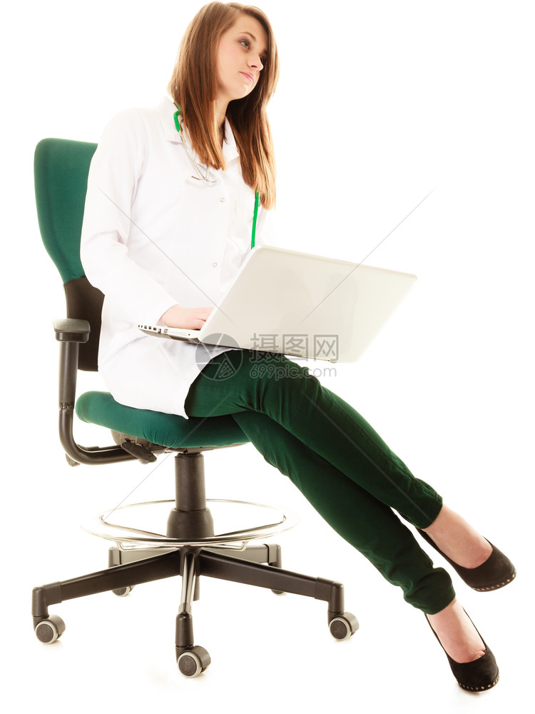 医学穿实验室大衣的全时女医生从事电脑笔记本工作在白线上隔离保健图片