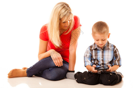 母亲和儿子玩智能手机玩游戏图片