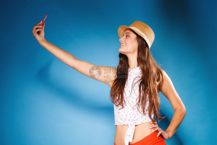 科技互联网和快乐人的概念少女用智能手机照相拍自妇女用蓝色手机图片