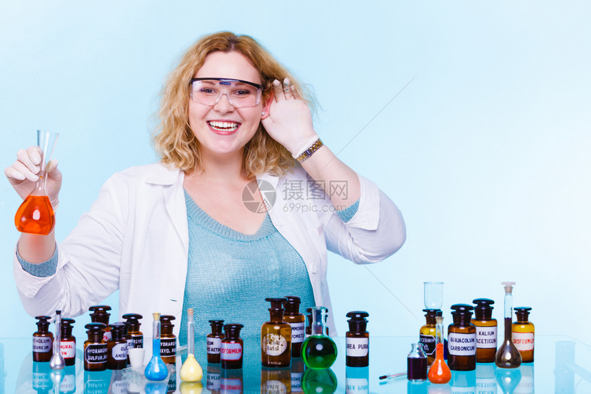 实验室化学女家或生科研究员化玻璃器械手握耳朵听蓝色音图片