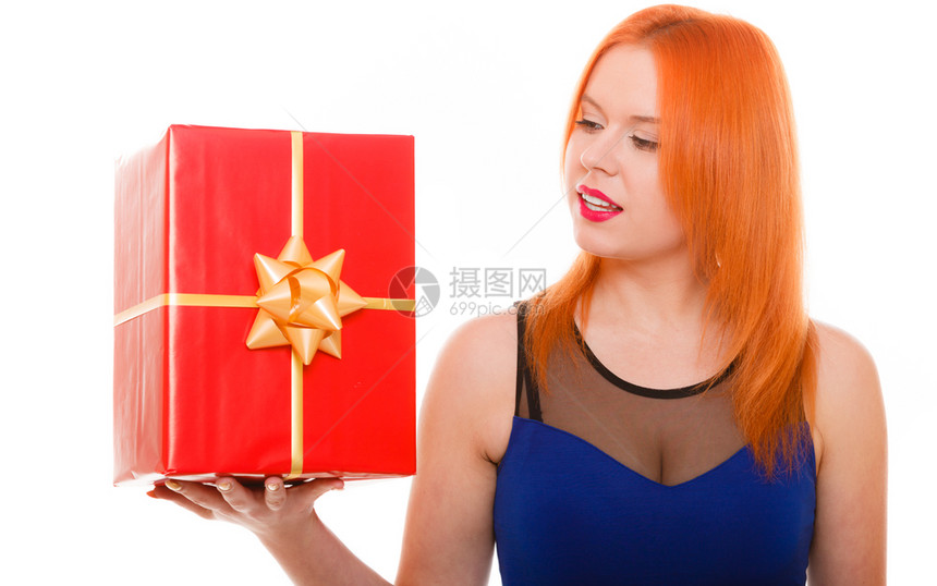 人们庆祝节日爱与幸福的概念穿着蓝裙子的满脸微笑红头女孩拿着色礼品盒工作室被孤立地拍摄图片