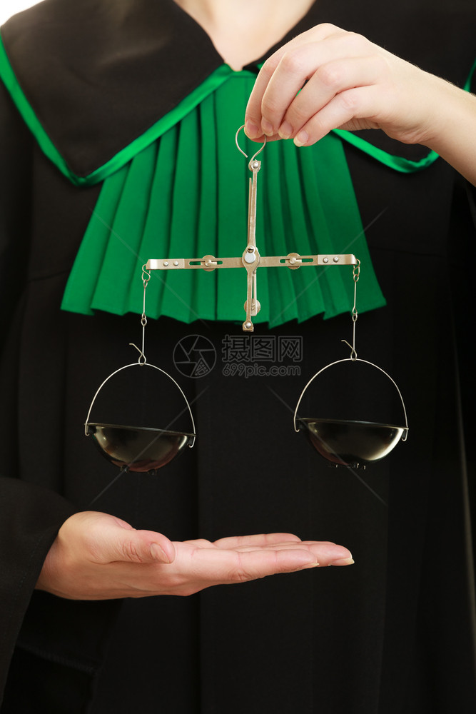 法律庭概念女师身着经典黑色绿袍的典型光亮女律师持有比例表Femida司法封闭的象征标志图片