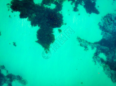 浅海水表面与下岩石夏季空中海水表面图片