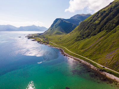 多拉瓦尔韦雷挪威Lofoten群岛蓝色海山和挪威诺尔德兰县fjord沿线公路上的挪威风景海空中观点挪威Lofoten群岛的海景背景