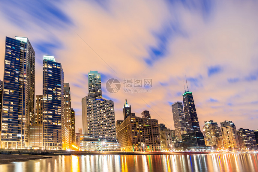 美国芝加哥市伊利诺州密歇根湖一带芝加哥市中心的天线大楼日落从俄亥街海滩MiltonLeeOlive公园取回图片