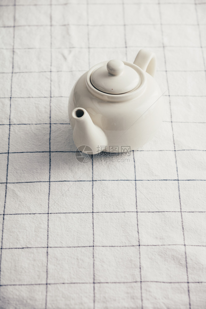 格色桌布上的白茶壶文字空间图片