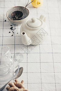 白色茶壶杯子和在格式桌布上的运动员文字空间图片