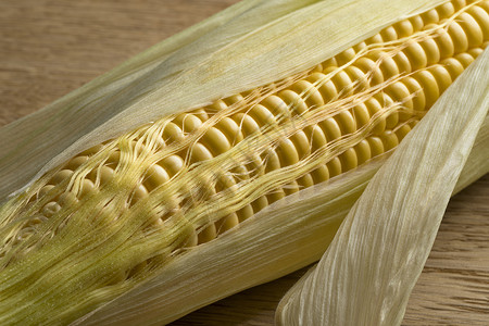 玉米和丝紧新鲜的玉米丝高清图片